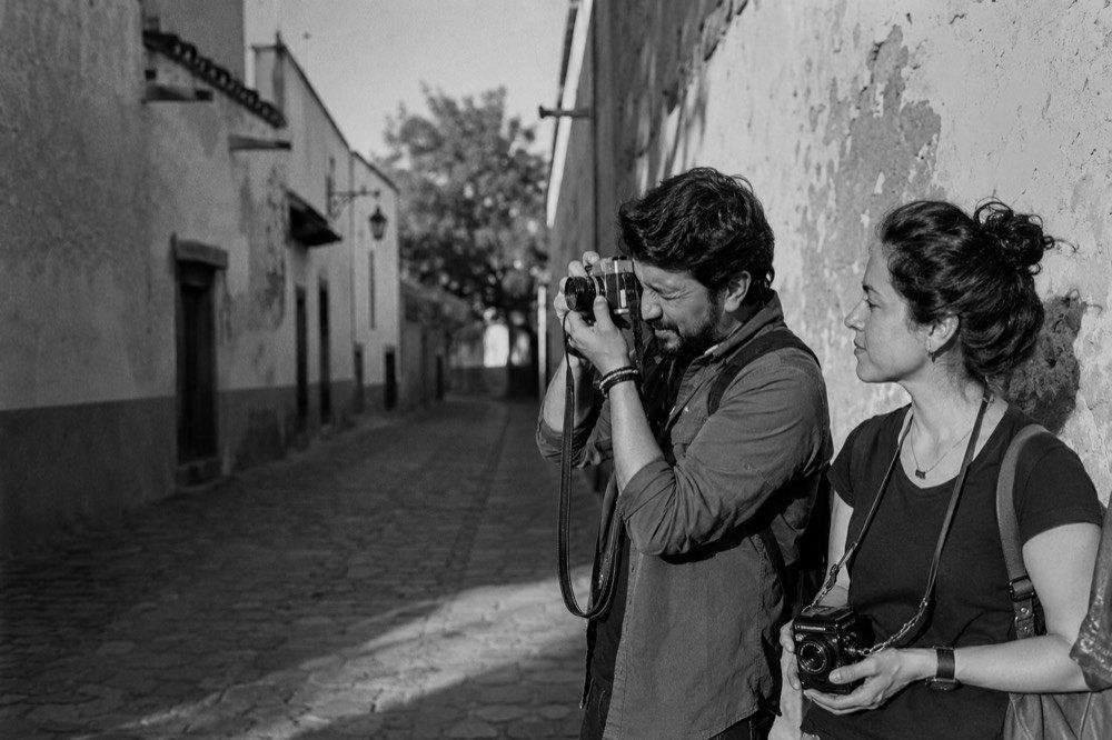 Toma dirigida en la calle durante un recorrido