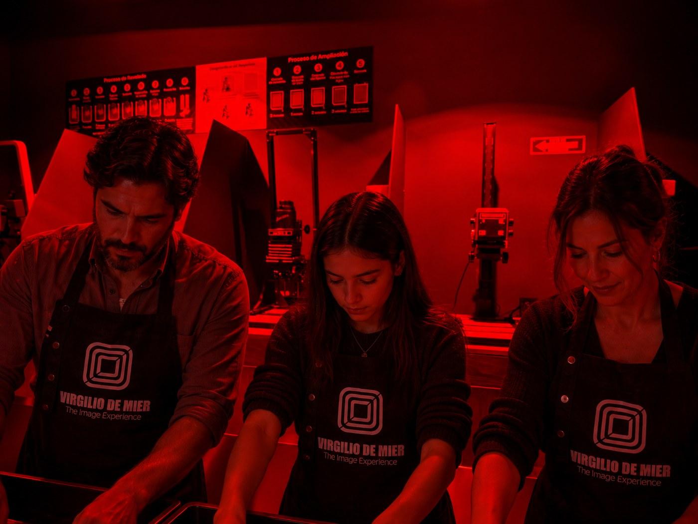 Familia revelando su película en el cuarto oscuro, bajo luz roja de seguridad