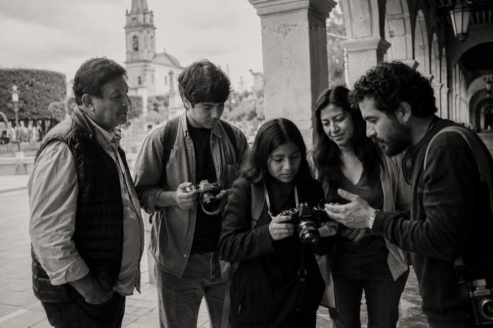 Grupo revisando sus cámaras durante el recorrido (imagen ilustrativa)