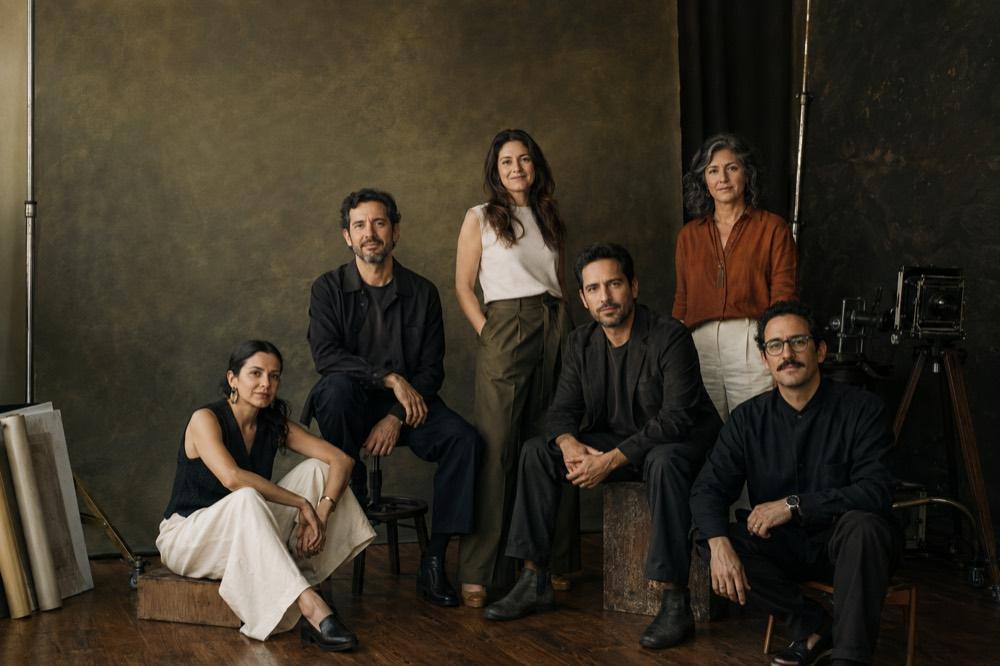 Grupo creativo de seis personas en estudio