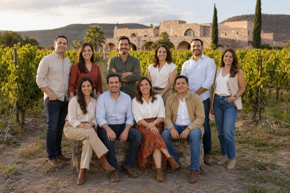Retiro corporativo de diez personas en un viñedo