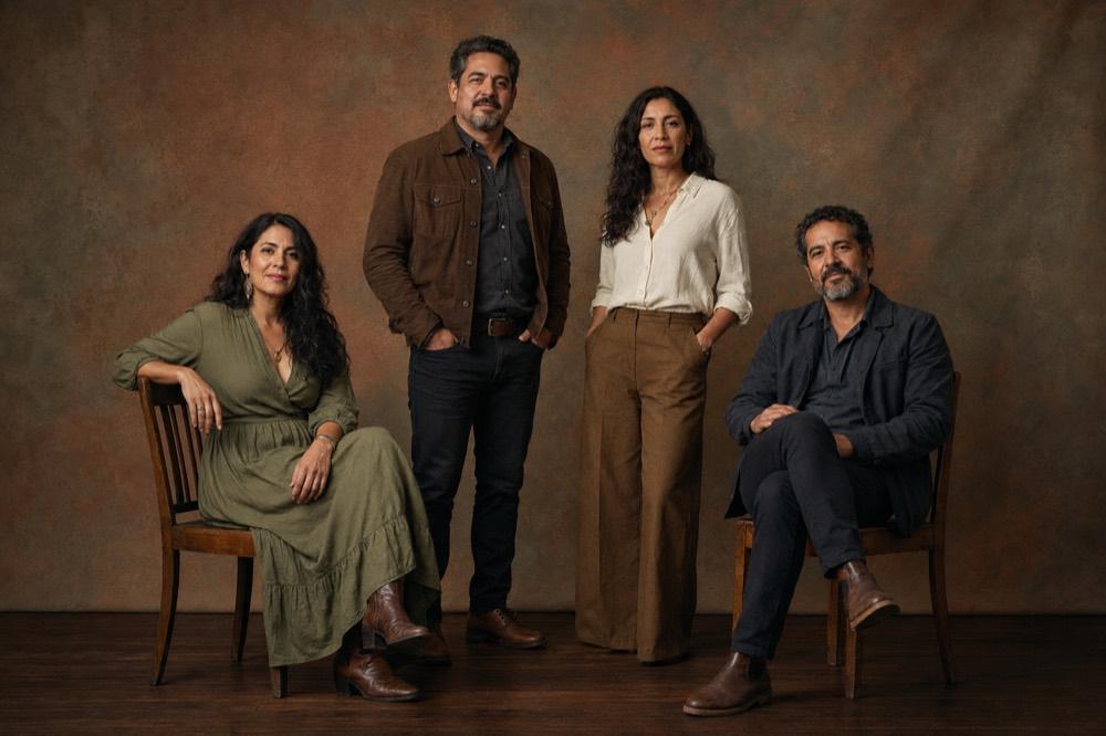 Retrato de cuatro hermanos adultos